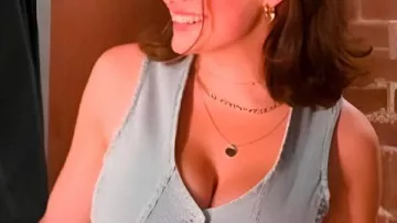 Fuera del campus S01 Hannah Wells Blue Vest (Ella Bright) fuera del campus