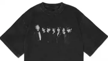 Camiseta negra con foto de BTS Arirang World Tour 2026