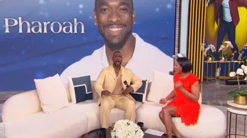 Mini vestido de lino bordado con lino de Simkhai Raquel que lleva Tamron Hall, visto en la Tamron Hall Show el 6 de mayo de 2026