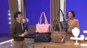 Vestido Midi de seda crepe de chine de Alessandra Rich Reunida, vestido Midi de Tessandra Rich usado por Tamron Hall, visto en el desfile de Tamron Hall el 12 de mayo de 2026