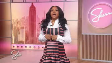 Alice + Olivia Diana vestido de rayas direccionales estructurado de algodón mezclado usado por Sherri Shepherd, visto en Sherri el 29 de abril de 2026