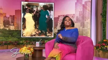 Vestido largo BruceGlen con frambuesa de chocolate y fruncido llevado por Sherri Shepherd, tal como se vio en Sherri el 30 de abril de 2026