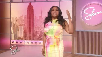 Vestido largo floral de un solo hombro de la Afrm llevado por Sherri Shepherd tal como se vio en Sherri el 5 de mayo de 2026