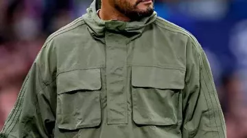Esta chaqueta con capucha verde oliva llevada por Vincent Kompany en el Bayern Múnich vs Real Madrid | Cuartos de Final | Momentos clave | Liga de Campeones de la UEFA 2026