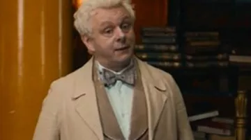 Este abrigo beige que lleva Aziraphale (Michael Sheen) en Good Omens S03