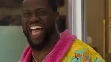 Esta colorida bata barroca que lleva Joe (Kevin Hart) en 72 Hours
