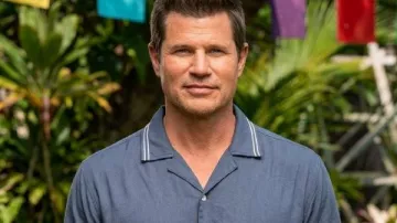 Camiseta azul Perfect Match Nick Lachey Palm Tree usada por Nick Lachey tal como se ve en Perfect Match