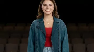 Vaqueros florales Hannah Wells fuera del campus (Ella Bright) vistos en Fuera del campus (S01)