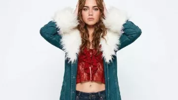 Fuera del campus 2026 Allie Hayes Denim Coat que lleva Allie (Mika Abdalla) tal como se ve en Off Campus (S01)