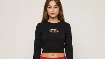 Sudadera corta Mika Abdalla fuera del campus 2026 que lleva Allie (Mika Abdalla) tal como se ve en Fuera del campus (S01)