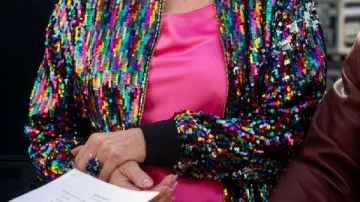 Chaqueta de lentejuelas que lleva Deborah Vance (Jean Smart) en Hacks