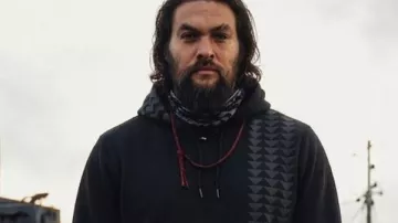 En The Roam Jason Momoa sudadera negra con capucha usada por Self (Jason Momoa), como se ve en On the Roam