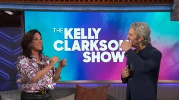 Cinc a sept Camisa con estampado floral Fiona que lleva Emily Kaufman, vista en The Kelly Clarkson Show el 13 de mayo de 2026