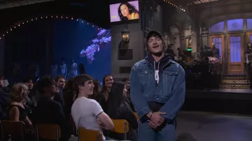 Sudadera francesa Terry Victoria Beckham x Gap Heavy Weight llevada por Connor Storrie vista en Saturday Night Live (S51E18)