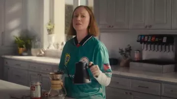 Un certain nombre de noms x Lajee Celtic Club x Primal Scream Palestine Soccer porté par Ava (Hannah Einbinder) tel que vu dans Hacks (S05E05)