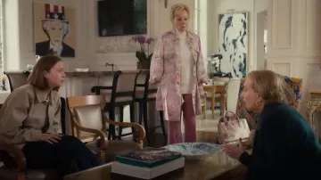 Prada Light Pink Saffiano Lux Large Tote Bag worn by Deborah Vance (Jean Smart) as seen in Hacks(S05E05)