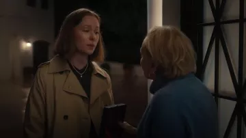 Aritzia The Finch Trench Coat worn by Ava (Hannah Einbinder) as seen in Hacks(S05E05)