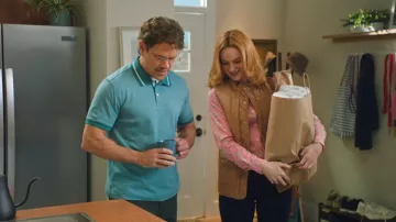 Chaleco acolchado con cremallera Jones New York que lleva Ashley Padilla, visto en Saturday Night Live (S51E19)