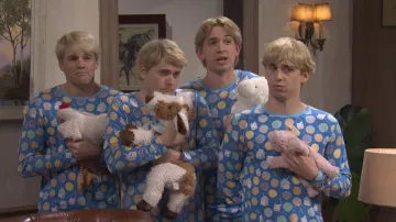 Little Sleepies Blue Cookies & Milk Pijama de hombre llevada por Marcello Hernandez, vista en Saturday Night Live (S51E19)
