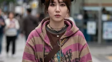 Le sweat à capuche rose rayé Eun-bin du parc des Wonderfools tel que vu dans The WONDERfools (S01E08)