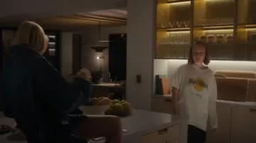 Camiseta vintage de Hard Rock Cafe de Los Vegas USA de los 90 usada por Ava (Hannah Einbinder) vista en Hacks (S05E07)