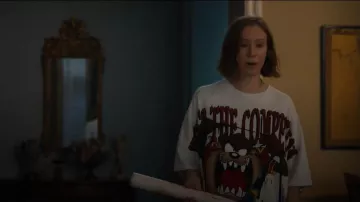 Camiseta vintage de Taz Looney Tunes de los 90 que lleva Ava (Hannah Einbinder) vista en Hacks (S05E07)