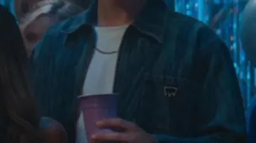 Chaqueta vaquera azul Khobe Clarke fuera del campus S01 usada por Beau Maxwell (Khobe Clarke) en Off Campus (S01)