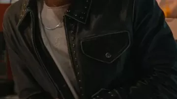 Off Campus S01 Josh Heuston Jacket en cuir noir porté par Justin (Joshua Heuston) en Off Campus (S01)