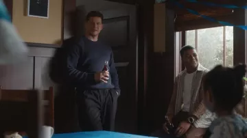 Alex Crane Bay Pull Indigo porté par Evan Buckley (Oliver Stark) tel que vu dans 9-1-1 (S09E18)