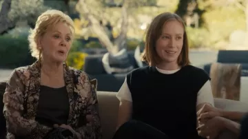Gilet-pull décontracté J Crew en cachemire porté par Ava (Hannah Einbinder) tel que vu dans Hacks (S05E07)