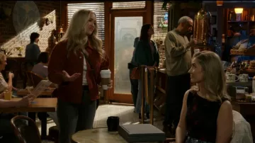 Bolso cruzera vintage Coach East West Penelope con cremallera llevado por Mandy Cooper (Emily Osment) como se ve en El primer matrimonio de Georgie y Mandy (S02E19)