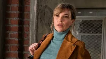 Marshals Blazer de ante marrón llevado por Belle Skinner (Arielle Kebbel) como se ve en Marshals (S01)
