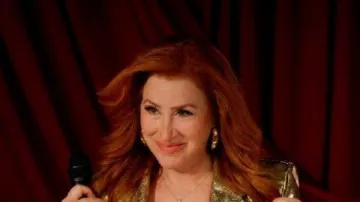 Lisa Ann Walter Fue un accidente chaqueta dorada que llevaba Self (Lisa Ann Walter) como se ve en Lisa Ann Walter: It Was a Accident