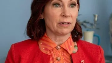 Camisa de palma de Elsbeth llevada por Elsbeth Tascioni (Carrie Preston) vista en Elsbeth (T03)