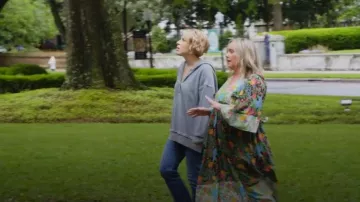 Vestido de algodón Mille Adele Floral Patchwork que lleva Mallorie Raspberry tal y como se ve en Home Town: Inn This Together (S01E01)