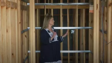 Vestido Midi acolchado de retallos de Madewell que lleva Mallorie Rasberry tal como se ve en Home Town: Inn This Together (S01E01)
