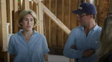 Playera Issey de manga corta Camisa chambray de manga corta Beachlunchlounge usada por Erin Napier vista en Home Town: Inn This Together (S01E02)