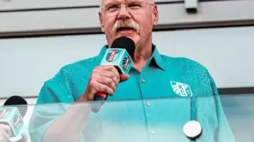 Kansas City Current contra Houston Dash Camiseta que llevaba Andy Reid en Andy Reid en Patrick Mahomes | Los Insiders