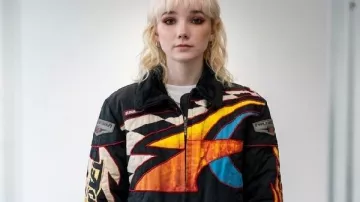 Chaqueta de carreras Julia Sarah Stone 2026 fuera del campus vista en Fuera del campus (S01)