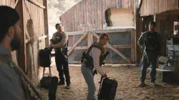 Vaqueros de mujer Levi's High Rise Bootcut usados por Belle Skinner (Arielle Kebbel) tal y como se ve en Marshals (S01E09)