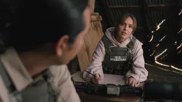 Sudadera Topshop Ultimate llevada por Belle Skinner (Arielle Kebbel) vista en Marshals (S01E09)