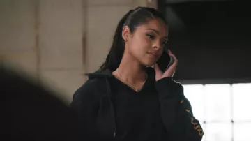 Collar Gorjana Parker XL llevado por Andrea Cruz (Ash Santos) visto en Marshals (S01E10)