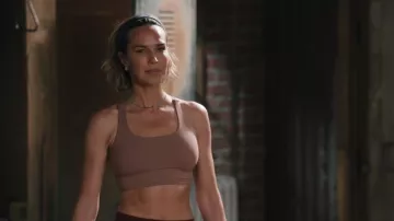 Girlfriend Collective Paloma Racerback Bra Blush Pink llevado por Belle Skinner (Arielle Kebbel) tal como se ve en Marshals (S01E10)