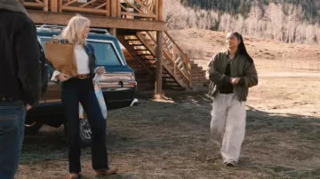Todos Nosotros, Los Libres Nosotros, El Libre Jax Lavado Bomber llevado por Andrea Cruz (Ash Santos) visto en Marshals (S01E10)