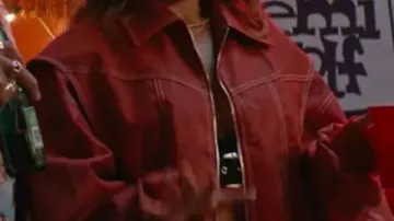 Fuera del campus S01 Allie Hayes Chaqueta roja usada por Allie (Mika Abdalla) en Off Campus (S01)