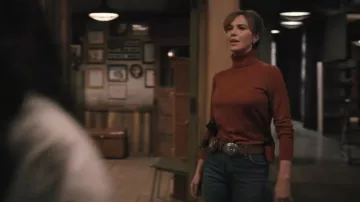 Brezo de cuello alto merino de cuello alto de Pendleton llevado por Belle Skinner (Arielle Kebbel) tal como se ve en Marshals (S01E11)