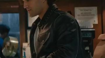 Fuera del campus S01 Chaqueta negra de cuero de Justin Kohl que lleva Justin (Joshua Heuston) en Off Campus (S01)