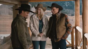 Abrigo reversible de gamuza lux y sherpa de Dylan usado por Dolly (Ellyn Jameson) tal como se ve en Marshals (S01E11)
