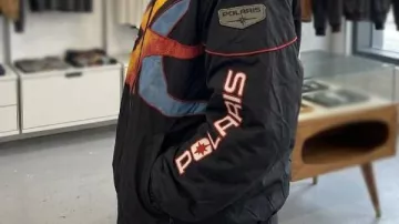 Chaqueta de carreras que lleva (Julia Sarah Stone) en Off Campus