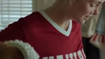 Margos Tiene Problemas de Dinero Camiseta Roja que lleva Margo Millet (Elle Fanning) como se ve en Margo's Got Money Troubles